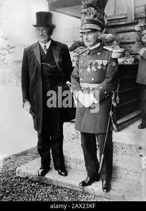 1926 , 26 novembre , WASHINGTON , États-Unis : l'écrivain français , poète , dramatiste et politicien PAUL CLAUDEL ( 1868 - 1955 ) avec l'amiral français Badil . Était le plus jeune frère de la femme sculpteur Camille Claudel . Il était le plus célèbre pour ses drames verset, Qui transmettent souvent son catholicisme dévoré .- SCRITTRICE - SCRITTORE - POETA - POÉSIE - POESIA - LETTERATURA - LITTÉRATURE - letterato - ritratto - portrait - bureau - scrivania - scrittoio - TEATRO - THÉÂTRE - diplomatico - diplomatique - poliso - politica - Archivio GBB Banque D'Images