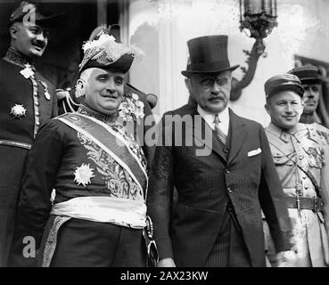 1927 , 28 mars , WASHINGTON , États-Unis : l'écrivain français , poète , dramatiste et politicien PAUL CLAUDEL ( 1868 - 1955 ) avec l'ambassadeur français J. BUTLER WRIGHT . Claudel était le plus jeune frère de la femme sculpteur Camille Claudel . Il était le plus célèbre pour ses drames verset, Qui transmettent souvent son catholicisme dévoré .- SCRITTRICE - SCRITTORE - POETA - POÉSIE - POESIA - LETTERATURA - LITTÉRATURE - letterato - ritratto - portrait - bureau - scrivania - scrittoio - TEATRO - THÉÂTRE - diplomatico - diplomatique - poliso - politica - chapeau haut - cappello a cilindro - lentille - occhiali da vista --- Banque D'Images