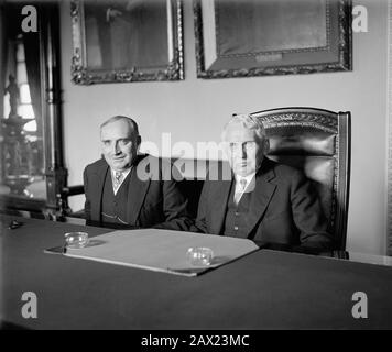 1927, 15 mars , WASHINGTON , États-Unis : l'écrivain français, poète, dramatiste et politicien PAUL CLAUDEL ( 1868 - 1955 ) avec KELLOGG . Frank Billings Kellogg ( 1856 – 1937 ) était avocat, homme politique et homme d'État américain qui a servi au Sénat américain et comme secrétaire d'État américain . Il a co-écrit le Pacte Kellogg–Briand , Pour lequel il a reçu le prix Nobel de la paix pour 1929 .- SCRITTRICE - SCRITTORE - POETA - POÉSIE - POESIA - LETTERATURA - LITTÉRATURE - letterato - ritratto - portrait - bureau - scrivania - scrittoio - TEATRO - THÉÂTRE - diplomatico - diplomatie - poliso - politica - politica - politica - politica po Banque D'Images