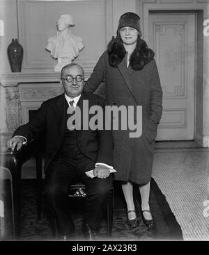 1927 , 14 mars , WASHINGTON , États-Unis : l'écrivain français , poète , dramatiste et politicien PAUL CLAUDEL ( 1868 - 1955 ) avec la fille Renie Claudel , photo de National photo Company , États-Unis . Était le plus jeune frère de la femme sculpteur Camille Claudel . Il était le plus célèbre pour ses drames verset, Qui transmettent souvent son catholicisme dévoré .- SCRITTRICE - SCRITTORE - POETA - POÉSIE - POESIA - LETTERATURA - LITTÉRATURE - letterato - ritratto - portrait - TEATRO - THÉÂTRE - diplomatico - diplomatique - poliso - politica - fourrure - pelliccia - chapeau - scarpe - chaussures - objectif - occhiali da vista - ANN Banque D'Images