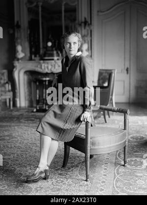 1927 , 14 mars , WASHINGTON , États-Unis : Mademoiselle Renie Claudel , fille de l'écrivain français , poète , dramatiste et politicien PAUL CLAUDEL ( 1868 - 1955 ), photo de National photo Company , États-Unis . Claudel était le plus jeune frère de la femme sculpteur Camille Claudel . Il était le plus célèbre pour ses drames verset, Qui transmettent souvent son catholicisme dévoré .- SCRITTRICE - SCRITTORE - POETA - POÉSIE - POESIA - LETTERATURA - LITTÉRATURE - letterato - ritratto - portrait - TEATRO - THÉÂTRE - diplomatico - diplomatie - poliso - politica - ragazza - jeune fille - donna - sourire - sorriso - scarpe Banque D'Images