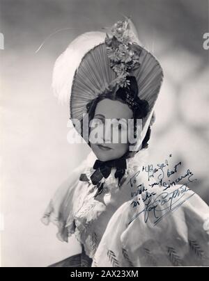 1947 , GRANDE-BRETAGNE : L'actrice FAY COMPTON ( 1894 –1978 ) comme Madame Mantalini dans LA VIE ET LES AVENTURES DE NICHOLAS NIKLEBY ( I misteri di Londra ) par Alberto Cavalcanti , du roman de Charles Dickens . Le romancier gay Sir Edward Compton Mackenzie était son frère . - FILM - CINÉMA INGLESE - portrait - ritratto - AUTOGRAFO - FILM - AUTOGRAPH - signature - firma - chapeau - cappello - plumes - plume - taume - boucles - riccioli - boccoli - TEATRO - THÉÂTRE --- Archivio GBB Banque D'Images