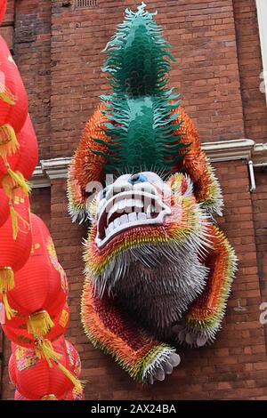 Dragon chinois au mur à Chinatown, Wardour Street, Soho, Londres Banque D'Images