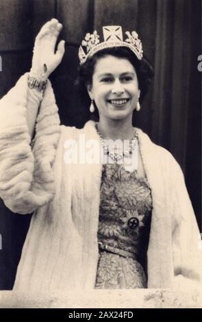 1953, 2 juin , Buckingham Palace , Londres , Angleterre : le jour du couronnement de la reine ELIZABETH II d'Angleterre ( née en 1926 ). - REALI - ROYALTIES - nobili - nobiltà - noblesse - GRAND BRETAGNA - GRANDE-BRETAGNE - INGHILTERRA - REGINA - WINDSOR - Maison de Saxe-Coburg-Gotha - SOURIRE - SORRISO - fourrure - pelliccia - collier - ermellino - ermine - couronne - couronne - couronne - collana - bijoux - gioiello - gioielli - bijoux - bijoux - FAMILLE ROYALE - FAMIGLIA REALE - Incoronazione - diamante - diamanti - diamands - fourrure - pelliccia - gants - guanti - guanto --- ARCHIVIO GBB Banque D'Images