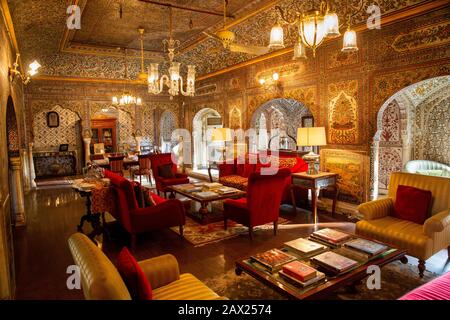 Inde, Rajasthan, Jaipur, Gangapole, Samode Haveli Hôtel, dans la maison de ville de la famille royale de Samode, ornement décoré ancienne salle à manger, décoration murale Banque D'Images