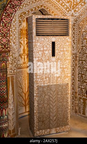 Inde, Rajasthan, Jaipur, Gangapole, Samode Haveli Hôtel, dans la maison de ville de la famille royale de Samode, décoré ancienne salle à manger, air conditionné dis unité Banque D'Images