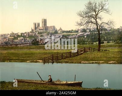 1905 ca. , LINCOLN , Lincolnshire , Angleterre , GRANDE-BRETAGNE : Lincoln , du Sud-est . Phocrom imprimé couleurs édité par Detroit Publishing Co. Lincoln est une ville cathédrale et ville de comté de Lincolnshire , Angleterre - GRAND BRETAGNA - VUE - ITALIE - FOTO STORICHE - HISTOIRE - GEOGRAFIA - GÉOGRAPHIE - ARCHITETTURA - ARCHITECTURE - - PANORAMA - BELLE EPOQUE - campagna - campagne - fiume - rivière - cattedrale - cathédrale --- Archivio GBB Banque D'Images