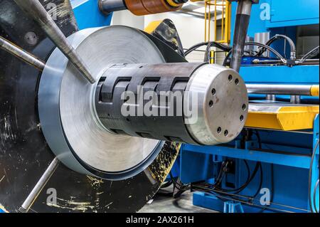 Bobines de tôlerie industrielles connectées à une machine de formage de profil de tôle métallique . Banque D'Images