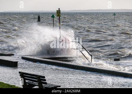 Southend, Essex, Royaume-Uni - 10 février 2020: Storm Ciara Apporte des vents violents et des mers rugueuses aux côtes britanniques. Banque D'Images