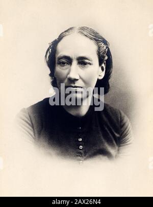 1890 CA , FRANCE : La femme française anarchiste , professeur d'école et travailleur médical LOUISE MICHEL ( 1830 - 1905 ). Elle utilisait souvent le pseudonyme de Clémence et était aussi connue comme la vierge rouge de Montmartre . Elle a été active pendant la commune de Paris comme ambulancier et a traité les blessés sur les barricades. Pendant le siège de Paris, elle prêchait sans relâche la résistance contre les Prussiens. Au sujet de la création de la commune, elle s'est jointe à la Garde nationale . Elle a proposé de tirer Thiers et a suggéré la destruction de Paris par vengeance pour sa reddition. À déporter à New Caledo Banque D'Images