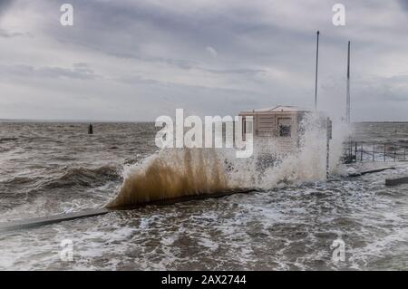 Southend, Essex, Royaume-Uni - 10 février 2020: Storm Ciara Apporte des vents violents et des mers rugueuses aux côtes britanniques. Banque D'Images