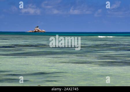 Vagues de l'océan, eau turquoise et ciel bleu de bébé. Anse A La Mouche, Ile Mahe, Seychelles. Banque D'Images