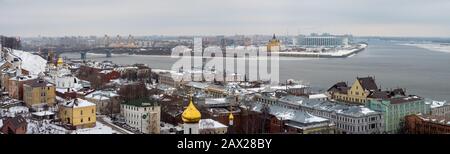 Vue panoramique sur Nizhny Novgorod et confluence de la rivière Oka dans la rivière Volga en hiver Banque D'Images