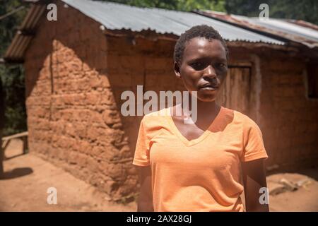 Le 4 février 2020, Nairobi, Kenya: Brenda Mwatha, 20 ans, dit que les criquets sont restés sur la terre de sa famille à Kambirwa pendant deux jours. ''Ils ont presque couvert la visibilité du ciel.''.le Kenya connaît la pire épidémie de criquets pèlerins en 70 ans. Les criquets ont également atteint la Somalie, le Soudan, l'Ouganda, l'Érythrée et l'Éthiopie. (Image de crédit : © Sally Hayden/SOPA Images via ZUMA Wire) Banque D'Images