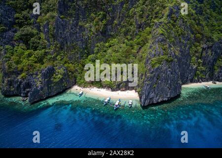 Vue aérienne sur la plage isolée d'El Nido, Palawan, Philippines. Banque D'Images