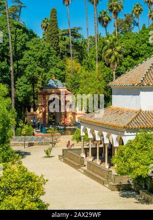 Le jardin idyllique dans les Alcazars royaux de Séville, Andalousie, Espagne. Banque D'Images