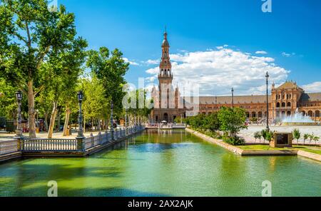 La magnifique Plaza de Espana à Séville, un jour d'été ensoleillé. Andalousie, Espagne. Banque D'Images