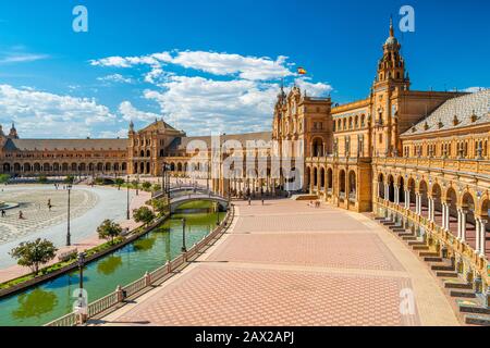 La magnifique Plaza de Espana à Séville, un jour d'été ensoleillé. Andalousie, Espagne. Banque D'Images