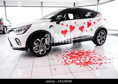 Blanc Renault Captur 2020 décoré avec des coeurs rouges comme une surprise pour la Valentin Banque D'Images