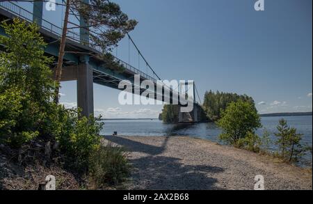 Asikkala-Finlande, 21 juillet 2019: Le pont Pulkkilanharju à travers le lac Päijänne dans le parc national de Päijänne Banque D'Images