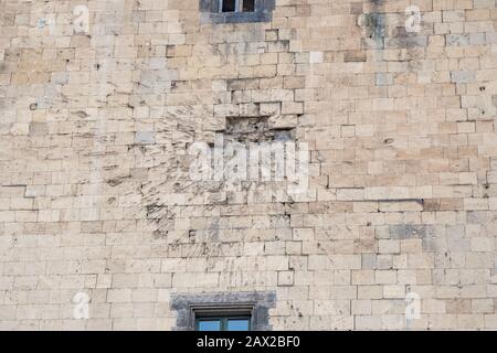 Façade du mâle angevin à Naples frappée par un canon Banque D'Images