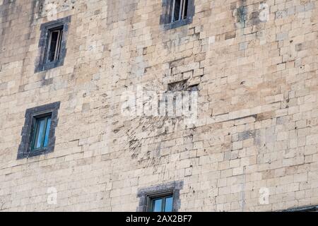 Façade du mâle angevin à Naples frappée par un canon Banque D'Images