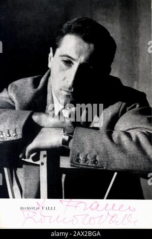 1960 CA , ITALIE: Le célèbre acteur italien ROMOLO VALLI ( 1925 - 1980 ) - THÉÂTRE - TEATRO - ritratto - THÉÂTRE - portrait - ritratto - AUTOGRAFO - AUTOGRAPH - dirma - signature - CINÉMA - FILM - Luchino Visconti - Luigi Pirandello ----- PAS POUR L'UTILISATION DE PUBBLICITARY ---- PAS POUR L'UTILISATION DE GADGETS --- NON POUR USO PUBBLICITARIO --- ---- ARCHIVIO GBB Banque D'Images