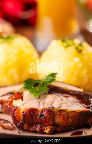 Rôti de porc bavarois avec des boulettes de pommes de terre Banque D'Images