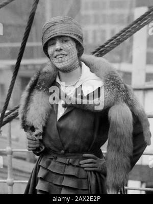 1920 CA , NEW YORK , USA : l'opéra espagnol célèbre Diva coloratura soprano MARIA BARRIENTOS ( 1883 - 1946 ) dans la marine transatlantique dirigée vers l'Europe . Barrientos est née à Barcelone, où elle a reçu une éducation musicale approfondie (piano et violon) au Conservatoire de musique, avant de se tourner vers des études vocales avec Francisco Bonet. Elle a fait ses débuts au Teatro Novedades à Barcelone, comme Ines à l'Africaine, en 1898, à seulement 15 ans, suivi rapidement du rôle de Marguerite de Valois dans les Huguenots .Barrientos a fait ses débuts à l'Opéra métropolitain le 31 janvier 1916, dans le rôle de titre de Banque D'Images