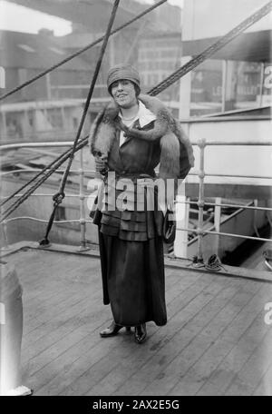 1920 CA , NEW YORK , USA : l'opéra espagnol célèbre Diva coloratura soprano MARIA BARRIENTOS ( 1883 - 1946 ) dans la marine transatlantique dirigée vers l'Europe . Barrientos est née à Barcelone, où elle a reçu une éducation musicale approfondie (piano et violon) au Conservatoire de musique, avant de se tourner vers des études vocales avec Francisco Bonet. Elle a fait ses débuts au Teatro Novedades à Barcelone, comme Ines à l'Africaine, en 1898, à seulement 15 ans, suivi rapidement du rôle de Marguerite de Valois dans les Huguenots .Barrientos a fait ses débuts à l'Opéra métropolitain le 31 janvier 1916, dans le rôle de titre de Banque D'Images