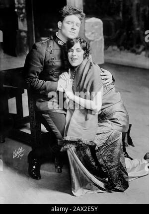 1917 CA , NEW YORK , USA : l'opéra espagnol célèbre Diva coloratura soprano MARIA BARRIENTOS ( 1883 - 1946 ) avec le ténor italien GIOVANNI MARTINELLI ( 1885 - 1969 ) à LAKME' de Léo Delibes . Photo De White , New York . Barrientos est née à Barcelone, où elle a reçu une éducation musicale approfondie (piano et violon) au Conservatoire de musique, avant de se tourner vers des études vocales avec Francisco Bonet. Elle a fait ses débuts au Teatro Novedades à Barcelone, comme Ines à l'Africaine, en 1898, à seulement 15 ans, suivi rapidement du rôle de Marguerite de Valois dans les Huguenots .Barrientos le fit Banque D'Images