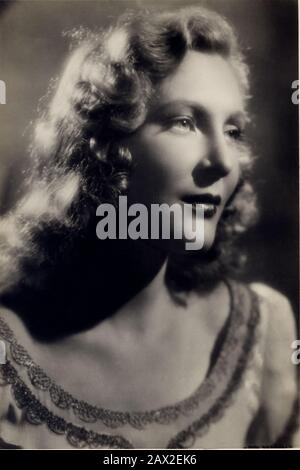 1940 CA, ITALIE : l'actrice italienne CATERINA BORATTO ( née à Torino 1915 ) , photo de Vaselli . En 1938, le magnat Louis B. Mayer de Metro-Goldwyn-Mayer a offert un contrat à Boratto. Elle a été invitée à Hollywood où elle a été conçue pour être la nouvelle Jeanette MacDonald, mais rien n'en est sorti et Boratto a rapidement grandi impatiente. Elle a décidé de retourner en Italie juste après la déclaration de la guerre . - CINÉMA - FILM - ATTRICE - DIVA - DIVINA - VAMP - CINÉMA - TELEFONI BIANCHI - ANNI QUARANTA - 40's - ritratto - portrait - bionda - blonde --- Archivio GBB Banque D'Images