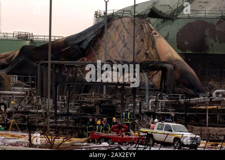 Dévastation autour De l'usine de stockage de pétrole de Buncefield à la suite d'une explosion et d'un incendie importants le 11 décembre 2005.Le terminal de stockage de pétrole de Hertfordshire près de Hemel Hempstead, à Hertfordshire, était le cinquième dépôt de stockage de carburant au Royaume-Uni. Banque D'Images