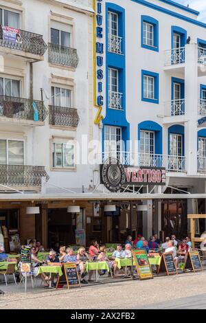 Personnes dans un café en bord de mer, Albufeira, Algarve, Portugal Banque D'Images