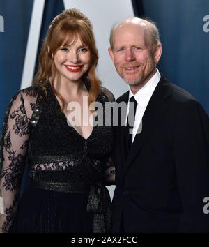Beverly Hills, États-Unis. 10 février 2020. Bryce Dallas Howard (L) et son père Ron Howard arrivent pour la fête Vanity Fair Oscar au Wallis Annenberg Center for the Performing Arts à Beverly Hills, Californie, le 9 février 2020. Photo de Chris Chew/UPI crédit: UPI/Alay Live News Banque D'Images