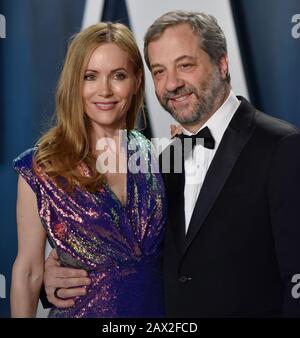 Beverly Hills, États-Unis. 10 février 2020. Judd Apatow (R) et Leslie Mann arrivent pour le Vanity Fair Oscar Party au Wallis Annenberg Center for the Performing Arts à Beverly Hills, Californie, le 9 février 2020. Photo de Chris Chew/UPI crédit: UPI/Alay Live News Banque D'Images