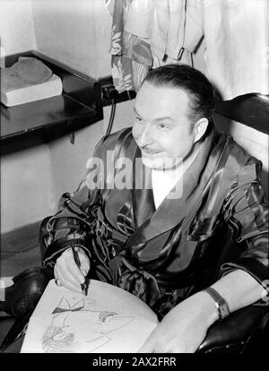 1947 CA , NEW YORK , États-Unis : le célèbre compositeur et réalisateur DE musique XAVIER CUGAT ( 1900 - 1990 ). Photo de William P. Gottlieb . Était un bandleader hispano-américain qui a passé ses années de formation à la Havane, Cuba. Violoniste et arrangeur formé, il était une personnalité clé dans la diffusion de la musique latine dans la musique populaire des Etats-Unis. Il était également caricaturiste et un homme d'affaires prospère . Son quatrième mariage a été avec la célèbre actrice et chanteuse Abbe Lane de 1952 à 1964 .- MAMBO - RUMBA - MUSIQUE - MUSICA LATINO AMERICANA - DIRETTORE d' ORCHESTRA - COMPOSITORE - Smile - sorriso - bafi - Banque D'Images