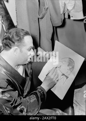 1947 CA , NEW YORK , États-Unis : le célèbre compositeur et réalisateur DE musique XAVIER CUGAT ( 1900 - 1990 ). Photo de William P. Gottlieb . Était un bandleader hispano-américain qui a passé ses années de formation à la Havane, Cuba. Violoniste et arrangeur formé, il était une personnalité clé dans la diffusion de la musique latine dans la musique populaire des Etats-Unis. Il était également caricaturiste et un homme d'affaires prospère . Son quatrième mariage a été avec la célèbre actrice et chanteuse Abbe Lane de 1952 à 1964 . - MAMBO - RUMBA - MUSIQUE - MUSICA LATINO AMERICANA - DIRETTORE D' ORCHESTRA - COMPOSITORE - BAFI - MOUSTACHE - VES Banque D'Images