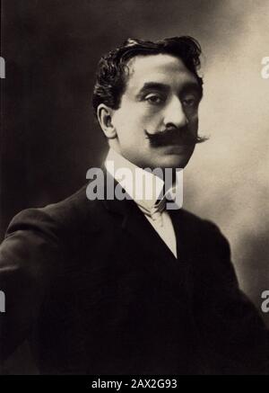 1895 CA , Paris , FRANCE : Le peintre marquis ANTONIO DE LA GANDARA ( 1861 - 1917 ) , photo d'Henri Manuel , Paris . Ami de l'écrivain Marcel Proust et célèbre portraitiste BELLE EPOQUE - PITTORE - ARTE - ARTI VISIVE - ARTS VISIAL - marchese - SALON - ritrattista - baffi - moustache - PITURA - peinture - artiste - artista - portrait - ritratto - PEINTURE MONODAINE - col - coletto - Tie - cravatta - DANDY - chic - MODA - MODE - '800 - 800's - OTTOCENTO - -- Archivio GBB Banque D'Images