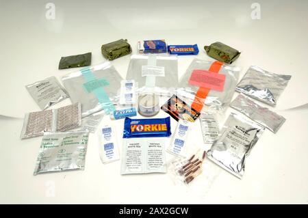 Un sac de ration de 24 heures est remis aux soldats qui servent en Afghanistan en 2005. Les paquets de haute calorie sont des problèmes standard pour les forces armées britanniques lors des opérations et, selon lui, contiennent suffisamment de nourriture pour durer une personne 24 heures.Flocons D'Avoine, biscuits, tissus, bar yorkie, bonbons aromatisés aux fruits, ragoût d'agneau aux pommes de terre, saucisses de poulet et haricots dans la sauce tomate, boulettes De Fruits dans la crème anglaise, Jus d'orange sec, poudre de café, gomme de soup.chewing de poulet et de maïs sucré, pate de poulet et d'herbes, sauce au poivre chaud, boisson végétale. Blanchiment de boissons, poudre à boire aromatisée au chocolat, thé instantané. Banque D'Images