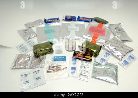 Un sac de ration de 24 heures est remis aux soldats qui servent en Afghanistan en 2005. Les paquets de haute calorie sont des problèmes standard pour les forces armées britanniques lors des opérations et, selon lui, contiennent suffisamment de nourriture pour durer une personne 24 heures.Flocons D'Avoine, biscuits, tissus, bar yorkie, bonbons aromatisés aux fruits, ragoût d'agneau aux pommes de terre, saucisses de poulet et haricots dans la sauce tomate, boulettes De Fruits dans la crème anglaise, Jus d'orange sec, poudre de café, gomme de soup.chewing de poulet et de maïs sucré, pate de poulet et d'herbes, sauce au poivre chaud, boisson végétale. Blanchiment de boissons, poudre à boire aromatisée au chocolat, thé instantané. Banque D'Images