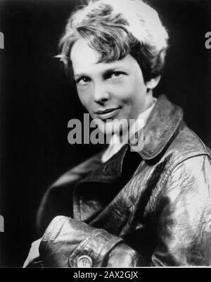 1928 CA , États-Unis : Portraits de la femme aviatrice la plus célèbre AMELIA EARHART ( 1897 - 1937 ) . Earhart a été la première femme à recevoir la Distinguished Flying Cross qu'elle a reçu comme première aviatrix à voler solo à travers l'océan Atlantique. Elle a établi de nombreux autres dossiers, écrit des livres les plus vendus sur ses expériences de vol, et a joué un rôle déterminant dans la formation De la Ninety-Nines, une organisation pour les pilotes féminins. Lors d'une tentative de vol de contournement du globe en 1937, Earhart a disparu au-dessus du centre de l'océan Pacifique près de l'île Howland. Fascination avec son frv Banque D'Images