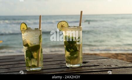 Délicieux et rafraîchissants boissons mojito au coucher du soleil au bar tropical Banque D'Images