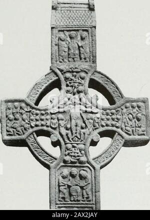 Muiredach, abbé de Monasterboice, 890-923 AD.; sa vie et ses environs . H. S. Crawford.) nombre des Sages hommes. En général, trois sont représentés, en raison du don de trois fois d'or, d'encens et de myrrhe. Mais parfois, forsymmetrys sake, quatre sont trouvés dans les représentations de la scène dans les catacombes, et le même nombre est montré dans ce panel. Au-dessus du chef du Saint-enfant est représenté l'étoile. Sur la face opposée de la tige de la Croix il n'y a que trois panneaux, mais ils sont plus difficiles à interpréter que les quatre qui ont juste Occupiedour attention. Monasterboice 73 Au botto Banque D'Images