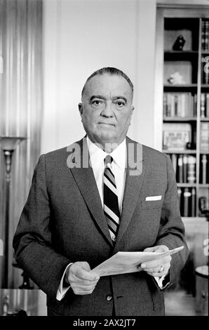 1961 , 28 septembre , WASHINGTON , États-Unis : les États-Unis ont célébré LE fondateur du FBI EDGAR John HOOVER ( 1895 - 1972 ) . Photo de Marion S. Trikosko . A été le premier directeur du Bureau fédéral d'enquête (FBI) des États-Unis. Nommé directeur du Bureau d'Investigationóprédécesseur du FBIóin 1924, il a joué un rôle déterminant dans la fondation du FBI en 1935, où il est resté directeur jusqu'à sa mort en 1972. - POLITICA - POLISO - POLITIQUE - POLITICA - POLISO - POLITICIEN - EDGAR J. HOOVER - cravatta - tie - collier - coletto - POLIZIOTTO - POLICIER - --- Archivio GBB Banque D'Images