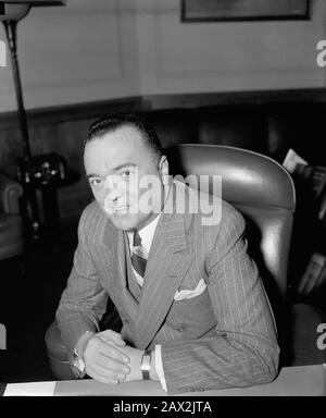 1940 , 5 avril , WASHINGTON , États-Unis : les États-Unis ont célébré LE fondateur du FBI EDGAR John HOOVER ( 1895 - 1972 ) . Photo De Harris & Ewing , Washington. A été le premier directeur du Bureau fédéral d'enquête (FBI) des États-Unis. Nommé directeur du Bureau d'Investigationóprédécesseur du FBIóin 1924, il a joué un rôle déterminant dans la fondation du FBI en 1935, où il est resté directeur jusqu'à sa mort en 1972 . - POLITICA - POLISO - POLITIC - POLITICA - POLISO - POLITICIEN - tie - cravatta - col - coletto - EDGAR J. HOOVER - ANNI TRENTA - 30's - '30 - bureau - scrivania Banque D'Images