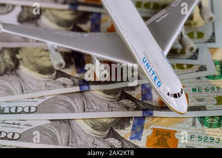 10 février 2020 Chicago il: United Airlines Boeing 737-990 Aircraft background of american dollars. Banque D'Images