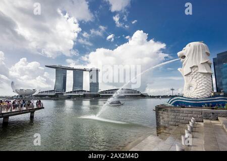 Vue sur la statue de Merlion, symbole de Singapour, avec le célèbre hôtel Marina Bay Sands en arrière-plan. Banque D'Images