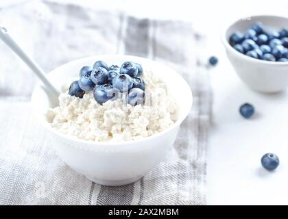 Fromage cottage avec bleuets sur bois Banque D'Images