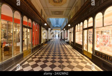 Galerie Vero Dodat Près Du Palais-Royal. La Galerie Vero Dodat est l'une des 150 allées et galeries qui ont été ouvertes à Paris au milieu du XIXe siècle Banque D'Images